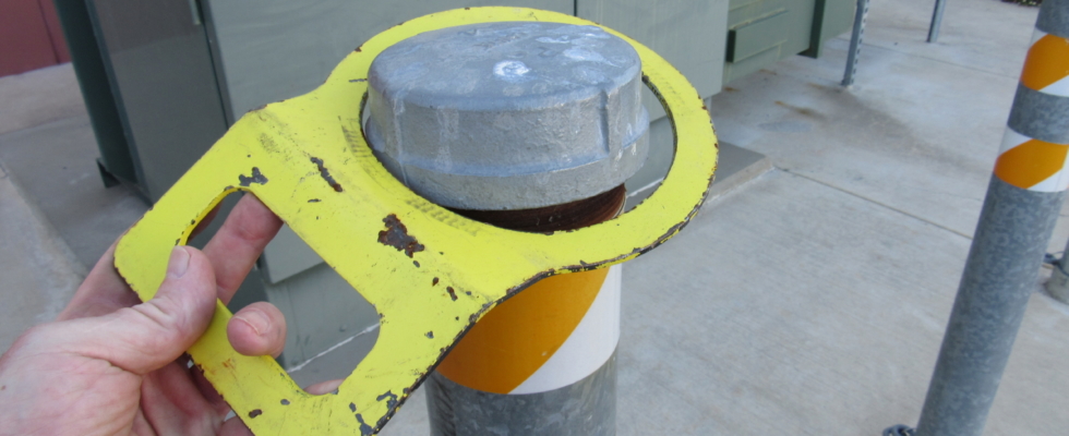 The Hartman Bollard Lifter easily fits over a 4 inch pipe screw-on end cap